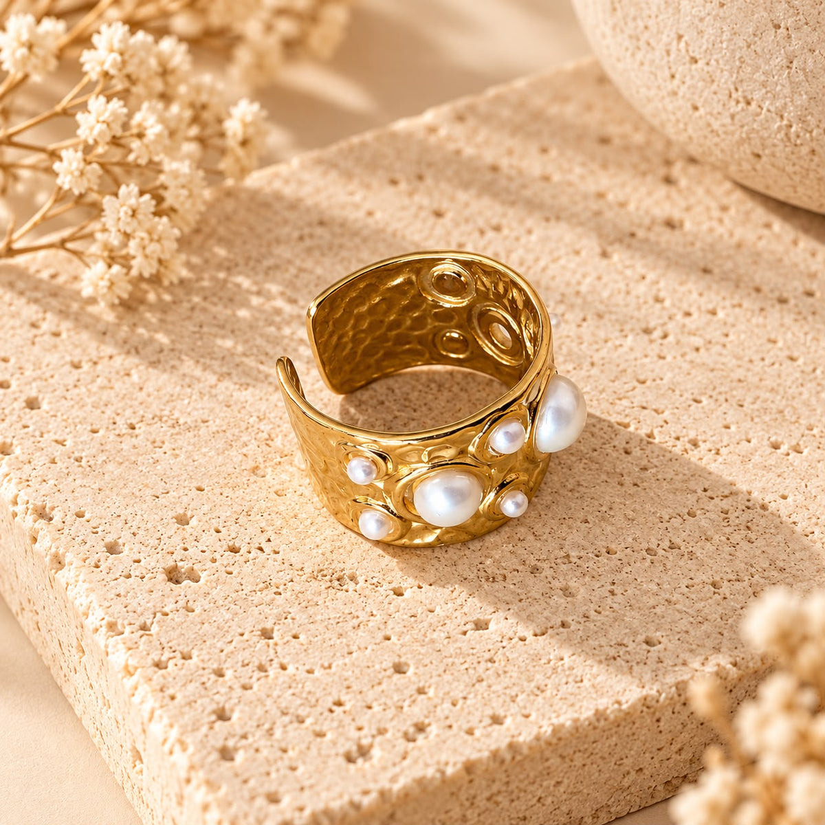 Anillo Ancho Perlas, aro dorado de superficie martilleada con perlas blancas de distintos tamaños