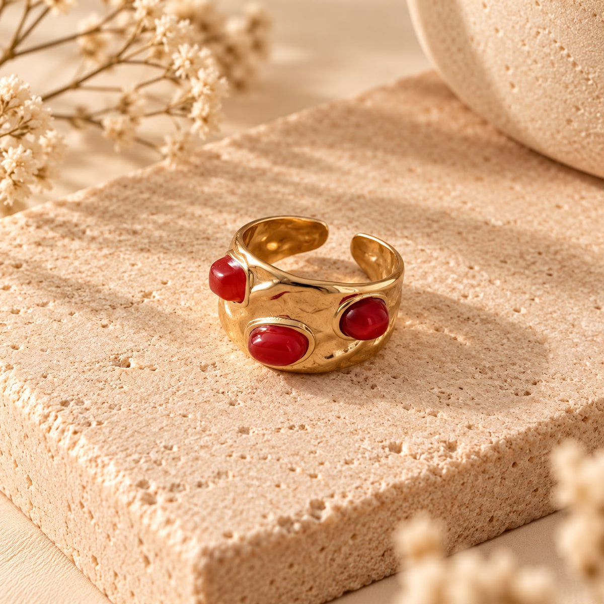 Anillo Ancho Coralina, aro dorado con tres piedras de coralina ovaladas engastadas en bisel