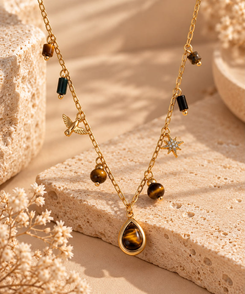 Collar Charms Ojo de Tigre sobre piedra beige, con la gota de ojo de tigre y todos sus charms