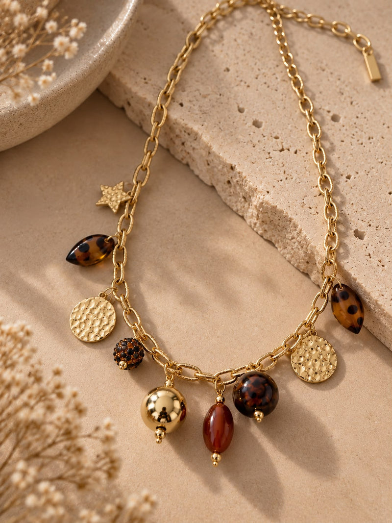 Collar Safari con dijes de estampado animal sobre piedra beige